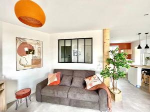 - un salon avec un canapé et une table dans l'établissement Caporizon-La Marote-Gite calme tout neuf, à Lanobre