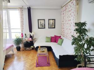 uma sala de estar com um sofá e uma mesa em Teja Apartment em Split