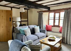 uma sala de estar com um sofá e uma mesa em Number 22, Castle Street em Hay-on-Wye