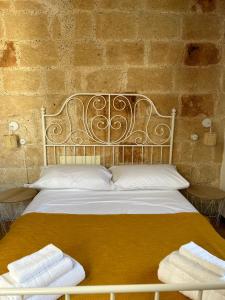 un letto con due asciugamani bianchi sopra di Boccaporto a Polignano a Mare