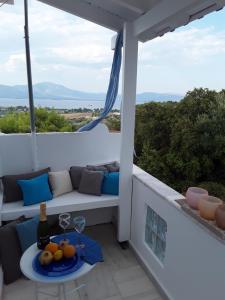 een balkon met een tafel met een fruitschaal bij Heavenly Views-1- Maisonette with pool close to the Beach in Oropos