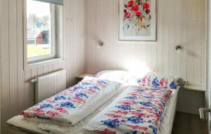 ザンクト・アンドレーアスベルクにあるSt, Andreasberg, Haus 22の毛布が付いた部屋のベッド1台
