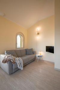 een woonkamer met een bank en een tv bij Villa Teti in San Vincenzo