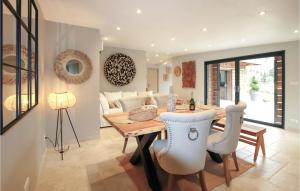 a dining room with a table and chairs at Beautiful Home In Rognonas With Outdoor Swimming Pool in Rognonas