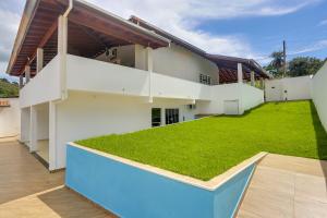 Casa São Luis في ليندويا: إطلالة على الحديقة الخلفية لبيت مع حديقة