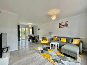 Кът за сядане в Modern 3 Bed Chigwell House (Free Parking)