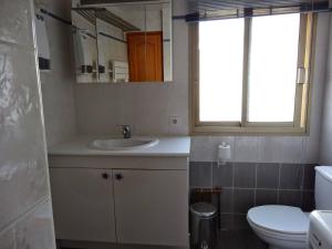 bagno con lavandino, servizi igienici e finestra di Les Ondes - Grande Terrasse RdC Calme Parking Proche Plage a Antibes