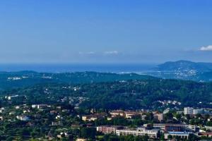Foto dalla galleria di Grasse Centre-moderne-calme-vue mer-parking a Grasse