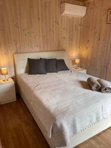 um quarto com uma grande cama branca e 2 candeeiros em Douro em Melres