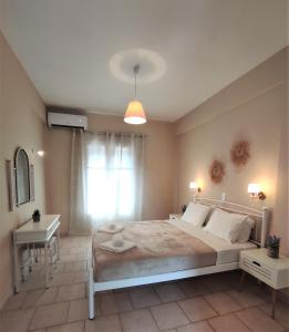 Un dormitorio con una cama grande y una ventana en Αndreas Studios en Ypsos