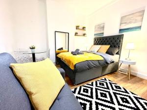 a bedroom with a bed and a couch at Cosmopolitan Stays in London