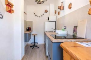 eine Küche mit einer Spüle und einer Arbeitsplatte in der Unterkunft DolomiApartments - Casa Daria in Predazzo