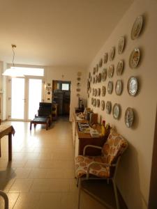 a living room with a bunch of plates on the wall at Casa Licanio in Bibione