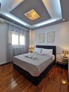 um quarto com uma cama grande e um tecto em A&D Central Apartment em Volos