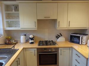 Kuchyň nebo kuchyňský kout v ubytování Cozy Courtyard Apt Explore & Relax Free Parking