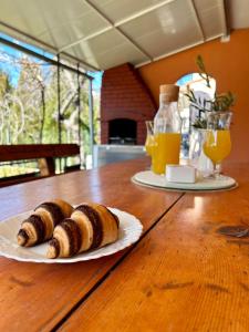 deux tranches de pain sur une assiette dans l'établissement Elentoni, à Fažana