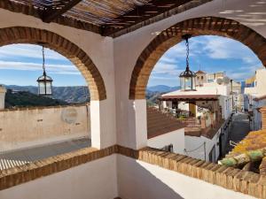 einen Blick auf die Stadt vom Balkon eines Hauses in der Unterkunft Casa El Banco in Iznate