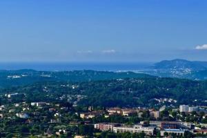 Foto dalla galleria di Grasse Centre-moderne-calme-vue mer-parking a Grasse