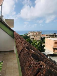 Vom Balkon eines Gebäudes genießen Sie Meerblick. in der Unterkunft A 300 passi dal mare in Tropea