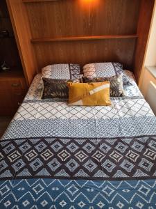 łóżko w pokoju z 2 poduszkami w obiekcie Studio Le Belvédère TURCKHEIM w mieście Turckheim