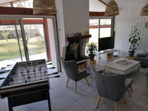un soggiorno con pianoforte e tavolo di Maison sur le Bassin d'Arcachon a La Teste-de-Buch