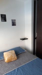 a bed with a pillow sitting on top of it at Apartamentos para tus vacaciones in Armenia