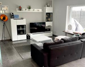 a living room with a couch and a table at Ferienwohnung Lauer in Ellerstadt
