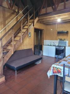 Großes Zimmer mit einem Bett und einer Küche. in der Unterkunft Cabañas rio ñilque in Ñilque