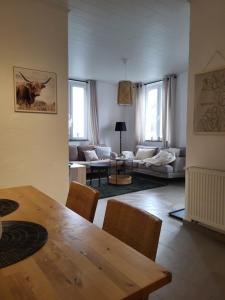 TKS-HOME Am Weiherplatz : غرفة معيشة مع طاولة وأريكة