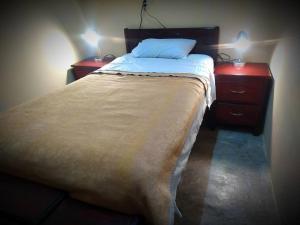 een slaapkamer met een groot bed en 2 nachtkastjes bij Excelente casa para descansar in Coatzacoalcos