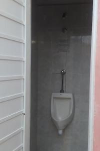 een badkamer met een urinoir aan de muur bij Excelente casa para descansar in Coatzacoalcos