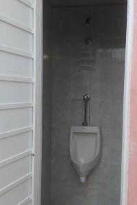 a bathroom with a urinal on the wall at Casa de paso independiente para descansar por viaje in Coatzacoalcos