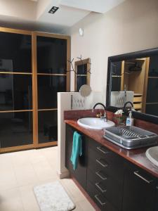 a bathroom with a sink and a large mirror at Lemon tree in Tías