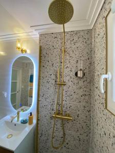 a bathroom with a shower and a sink at Sainte-Cécile La Cabine Chic 4 personnes in Camiers