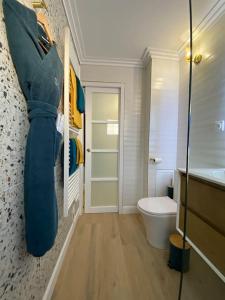 a bathroom with a toilet and a sink at Sainte-Cécile La Cabine Chic 4 personnes in Camiers