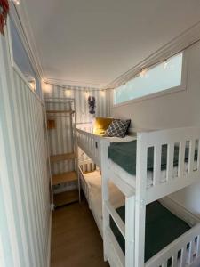 a small room with two bunk beds and a staircase at Sainte-Cécile La Cabine Chic 4 personnes in Camiers