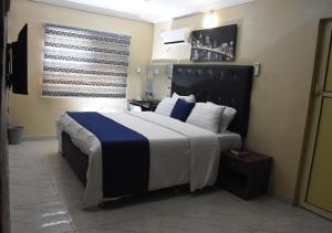 Letto o letti in una camera di 24-7 Electricity Agore Hotels and Suites Ltd