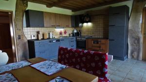 Kuchyň nebo kuchyňský kout v ubytování Ferienwohnung Fernblick Breitenberg