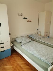 - 2 lits dans une chambre avec un miroir mural dans l'établissement Valki, à Poreč