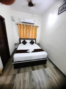 Postel nebo postele na pokoji v ubytování SM Rooms HSR Layout Bengaluru