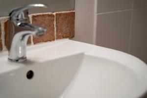 un lavandino in bagno con rubinetto sopra di Winchelsea Lodge a Winchelsea
