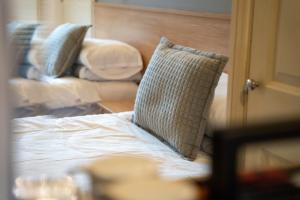 un letto da vicino con un cuscino sopra di Winchelsea Lodge a Winchelsea