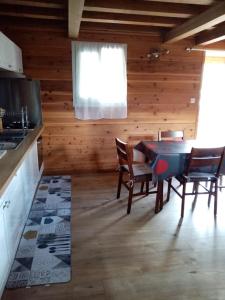 eine Küche und ein Esszimmer mit einem Tisch und Stühlen in der Unterkunft La CAFRINE in Cilaos