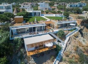 eine Luftansicht eines Hauses mit einer Terrasse in der Unterkunft Ferma Beach Villas in Ferma
