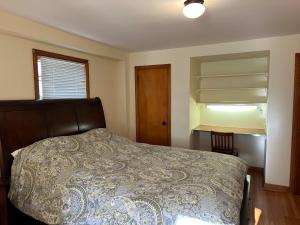 1 dormitorio con 1 cama con edredón en J2 Pleasant Queens Size room near St. Peter's hospital & New Brunswick Downtown en New Brunswick