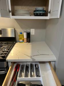 Nhà bếp/bếp nhỏ tại J2 Pleasant Queens Size room near St. Peter's hospital & New Brunswick Downtown