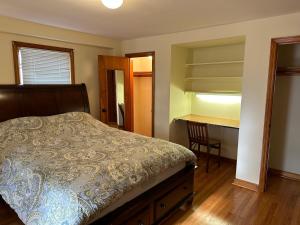 een slaapkamer met een bed, een bureau en een stoel bij J2 Pleasant Queens Size room near St. Peter's hospital & New Brunswick Downtown in New Brunswick