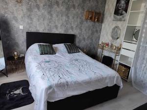 sypialnia z łóżkiem z białą kołdrą w obiekcie Le Cosy Occitan villa chaleureuse indépendante baignoire terrasse jardin w Carcassonne
