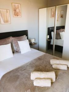 a bedroom with a large bed with two towels on it at Résidence Saradon La Zenia Boulevard in Los Dolses