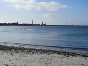 a view of the ocean from the beach at les volets bleus in Saint-Guénolé